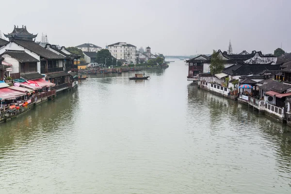 Dřevěné Historické Budovy Břehu Řeky Kanálu Zhujiajiao Deštivém Dni Starobylé — Stock fotografie