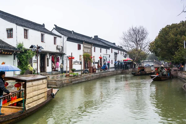 Turistický Člun Plachtění Řece Kanálu Zhujiajiao Starobylé Vodní Město Šanghaji — Stock fotografie