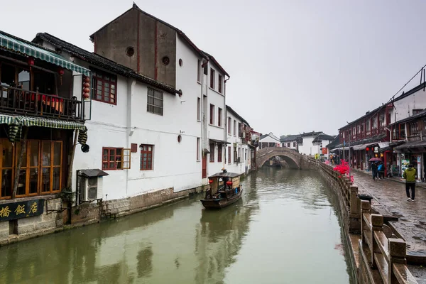 観光船朱家角 上海の古代の水の町では 運河の川では 明清の時代に建てられたセーリング 様々なスパンの木材 大理石や石で構築されています — ストック写真