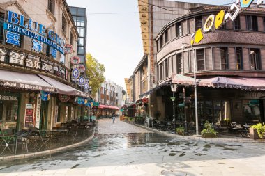 Ningbo 'daki The Old Bund' ın sokak manzarası Nanking Antlaşması 'nın sonucu olarak Ningbo Limanı' nın bulunduğu yerdi ve Ningbo Ticaret Grubu 'nun kuruluşuna ve gelişimine tanık oldu. 
