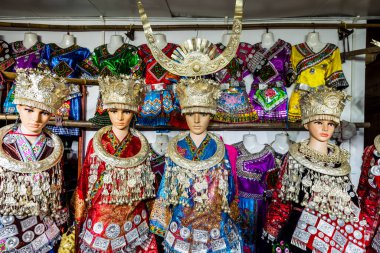 Çin 'in Guizhou ilindeki Xijiang Qianhu Miao Köyü' nde (Bin Haneli Miao Köyü) mankenler üzerine geleneksel giysiler.
