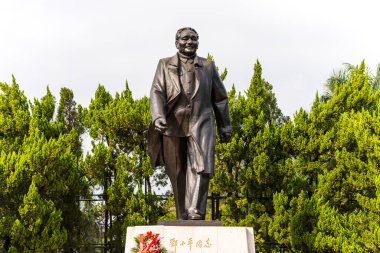 Shenzhen 'in Lianhuashan Parkı' ndaki Bay Deng Xiaoping 'in heykeli, Çin' in reform ve açılışının baş tasarımcısı..