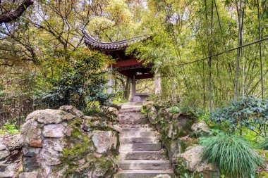 Tianyige Kütüphanesi 'nde bulunan ve aynı zamanda Hazine Defterleri Binası olarak da bilinen ağaç ve ipuçları, Çin' de hala var olan ilk özel kütüphane olan Ming hanedanlığında inşa edilmiştir..
