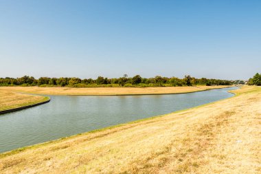 Dallas Fort Worth, Teksas, ABD 'deki yerleşim alanından geçen bir nehir..