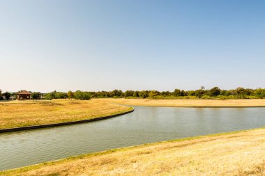 Dallas Fort Worth, Teksas, ABD 'deki yerleşim alanından geçen bir nehir..