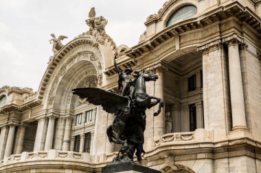 Palacio de Bellas Artes 'in önündeki Pegasus Heykeli, Mexico City' nin önde gelen bir kültür merkezi..
