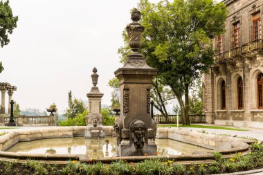 Chapultepec Kalesi 'ndeki çeşme. Chapultepec Tepesi 'nin tepesinde Meksika şehir merkezindeki Chapultepec parkında..