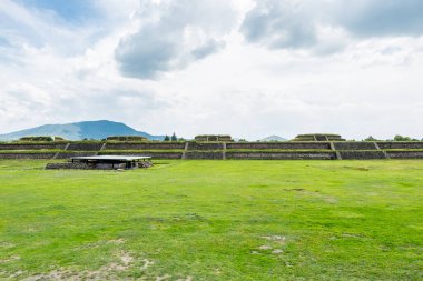 Meksika Vadisi 'nin alt vadisinde yer alan antik bir Mezoamerikan şehri olan Teotihuacan' daki Mezoamerikan Piramitleri ve yeşil otlakların kalıntıları.