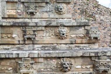 Meksika Vadisi 'nin alt vadisinde yer alan antik bir Mezoamerikan şehri olan Teotihuacan' da bulunan Mezoamerikan piramitlerinin ve yeşil otlakların derin göçü ile ilgili mimari detaylar.