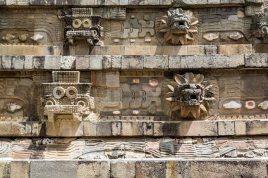 Meksika Vadisi 'nin alt vadisinde yer alan antik bir Mezoamerikan şehri olan Teotihuacan' da bulunan Mezoamerikan piramitlerinin ve yeşil otlakların derin göçü ile ilgili mimari detaylar.