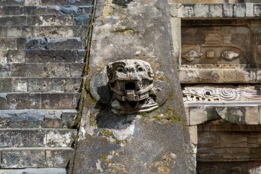 Meksika Vadisi 'nin alt vadisinde yer alan antik bir Mezoamerikan şehri olan Teotihuacan' da bulunan Mezoamerikan piramitlerinin ve yeşil otlakların derin göçü ile ilgili mimari detaylar.