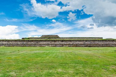 Meksika Vadisi 'nin alt vadisinde yer alan antik bir Mezoamerikan şehri olan Teotihuacan' daki Mezoamerikan Piramitleri ve yeşil otlakların kalıntıları.