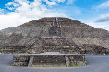 Güneş Piramidi, mavi gökyüzüne karşı, Meksika Vadisi 'nin bir alt vadisinde yer alan antik bir Mezoamerikan şehri olan Teotihuacan' daki en büyük Mezoamerikan piramitleri.