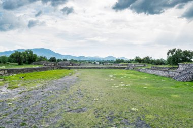 Meksika Vadisi 'nin alt vadisinde yer alan antik bir Mezoamerikan şehri olan Teotihuacan' daki Mezoamerikan Piramitleri ve yeşil otlakların kalıntıları.