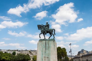 Mareşal Joseph Jacques Cesaire Joffre 'nin I. Dünya Savaşı sırasında Fransız bir general olan Ecole Militaire' in önündeki binicilik heykeli ve Marne 'nin ilk muharebesinde Almanları yendi.