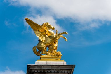 Paris 'teki Pont Alexander Köprüsü' ndeki altın pegasus heykeli, Fransa 'nın Paris kentindeki Seine nehri boyunca uzanan bir güverte kemer köprüsü.