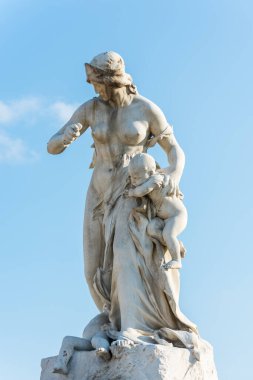  The Jardin Des Tuileries Paris 'te Paul-Jean-Baptiste Gasq' ın Medee Heykeli, Louvre ve Concorde Meydanı arasında bir halk bahçesi.