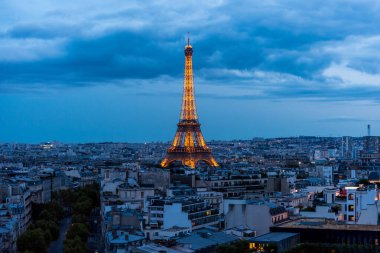  Paris şehir merkezinin Eiffel kulesiyle gece manzarası, Fransa 'nın başkenti Paris' teki Şanzelize Bulvarı 'ndaki Zafer Takı manzarası.