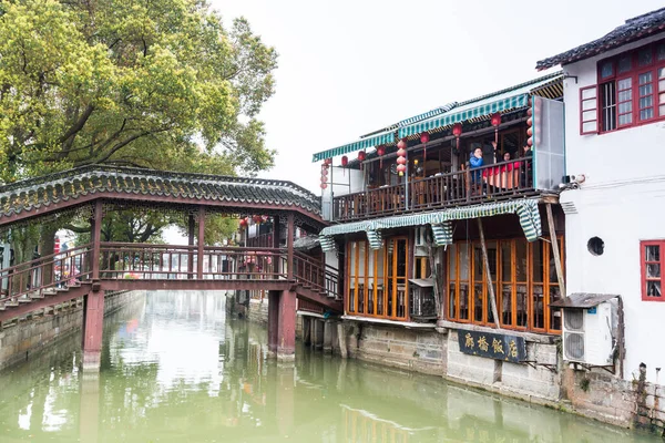 Bangunan Bersejarah Kayu Tepi Sungai Kanal Zhujiajiao Pada Hari Penghujan — Stok Foto
