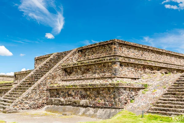 Ruínas Das Pirâmides Mesoamericanas Arquitetonicamente Significativas Prados Verdes Localizados Teotihuacan — Fotografia de Stock