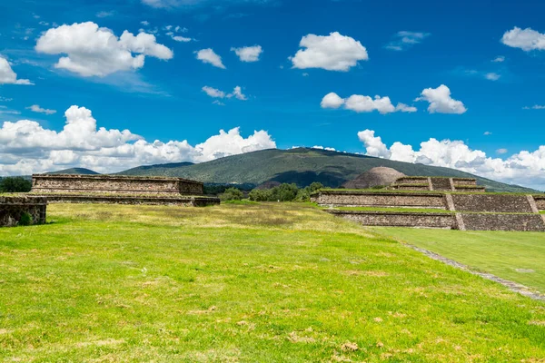 구조적으로 메소아메리카 피라미드와 멕시코 계곡의 계곡에 메소아메리카의 테오티와칸에 초원의 — 스톡 사진