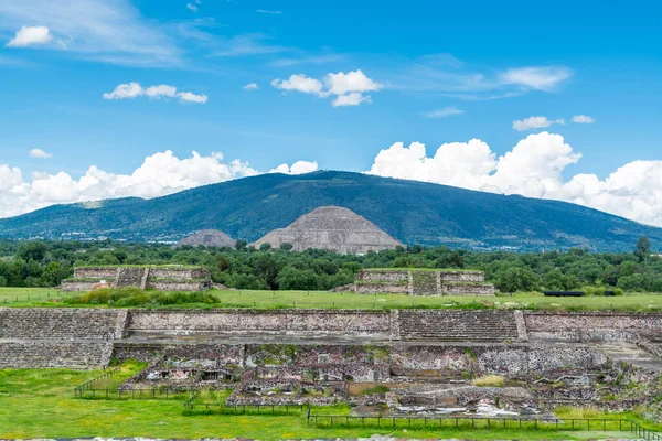 건축적으로 메소아메리카 피라미드의 태양의 피라미드가 멕시코 골짜기의 계곡에 메소아메리카의 테오티와칸에서 — 스톡 사진