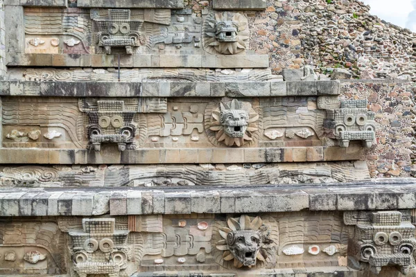 Meksika Vadisi 'nin alt vadisinde yer alan antik bir Mezoamerikan şehri olan Teotihuacan' da bulunan Mezoamerikan piramitlerinin ve yeşil otlakların derin göçü ile ilgili mimari detaylar.