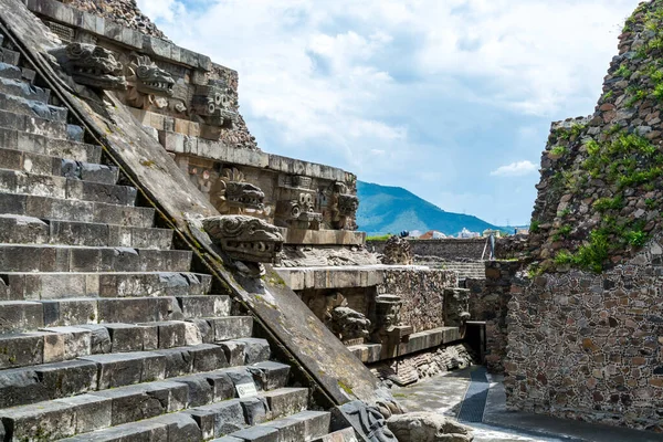 Detalhes Arquitetônicos Com Dreno Pia Cabeça Dragão Pirâmides Mesoamericanas Significativas — Fotografia de Stock