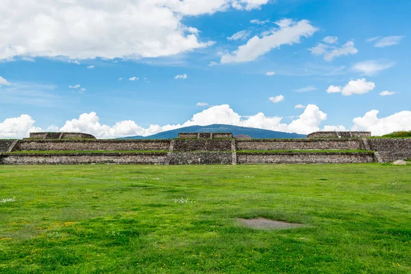 Ruínas Das Pirâmides Mesoamericanas Arquitetonicamente Significativas Prados Verdes Localizados Teotihuacan — Fotografia de Stock