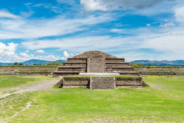 Ruïnes Van Architectonisch Belangrijke Meso Amerikaanse Piramides Groen Grasland Gelegen — Stockfoto