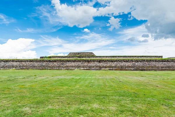 Ruinerna Arkitektoniskt Betydelsefulla Mesoamerikanska Pyramiderna Och Den Gröna Grässlätten Teotihuacan — Stockfoto