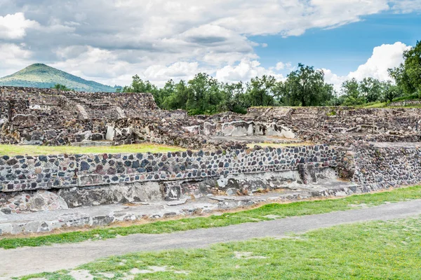 Ruínas Muros Fundação Das Pirâmides Mesoamericanas Arquitetonicamente Significativas Prados Verdes — Fotografia de Stock