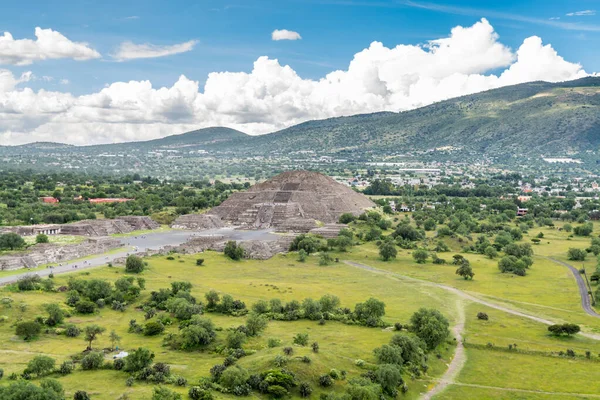 Vista Aérea Das Terras Verdes Montanhas Vista Topo Pirâmide Sol — Fotografia de Stock