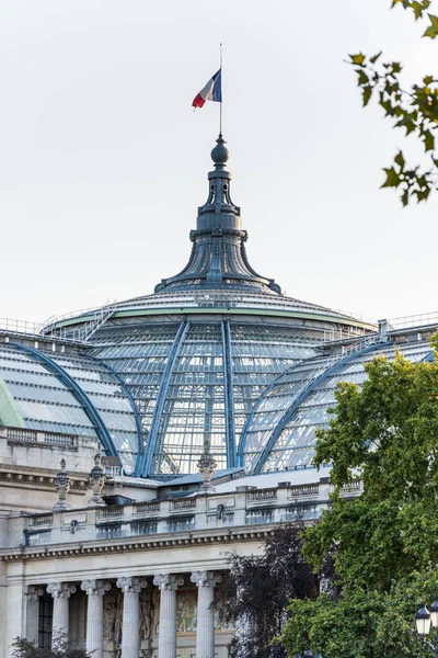 パリのグラン パレにあるフランス国旗現在世界最大の現存する鉄工所とガラス構造物 — ストック写真