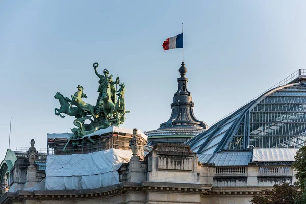 Γαλλική Εθνική Σημαία Και Άγαλμα Στο Grand Palais Στο Παρίσι — Φωτογραφία Αρχείου