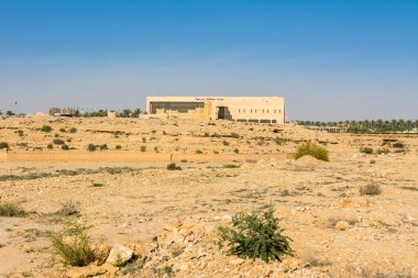 Aynı zamanda Dereyeh ve Dariyya gibi, Suudi Arabistan 'ın Riyad kentindeki tarihi binalar, Diriye Emirliğinin başkenti Suudi kraliyet ailesinin orijinal vatanı..