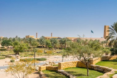 Diraiyah Harabeleri 'ndeki parkta yetişen yeşil hurma ağaçları, Suudi Arabistan' ın Riyad kentindeki Dereyeh ve Dariyya gibi.