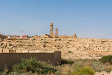 Aynı zamanda Dereyeh ve Dariyya gibi, Suudi Arabistan 'ın Riyad kentindeki tarihi binalar, Diriye Emirliğinin başkenti Suudi kraliyet ailesinin orijinal vatanı..