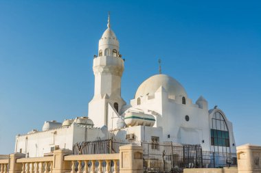Jeddah Corniche 'de bulunan beyaz bir El Rahmah camii, Jeddah şehrinin 30 km' lik kıyı tatil beldesi, sahil yolu, dinlenme alanları, pavyonlar ve Suudi Arabistan 'daki sivil heykeller.
