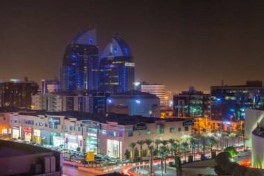  Riyad 'ın neon ışığı ve Suudi Arabistan' ın Riyad kentindeki Alinma Bank 'ın ikiz binası.