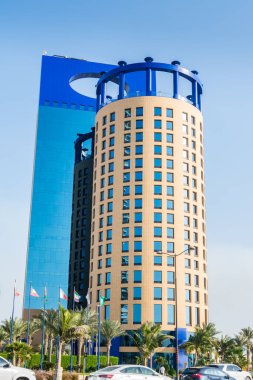 Jeddah Corniche yakınlarında yer alan gökdelenler, Jeddah şehrinin 30 km kıyı tatil beldesi kıyı yolu, dinlenme alanları, pavyonlar ve Suudi Arabistan 'daki sivil heykeller