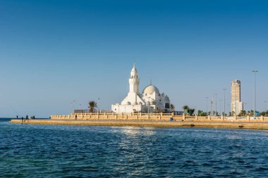 Jeddah Corniche 'de bulunan beyaz bir El Rahmah camii, Jeddah şehrinin 30 km' lik kıyı tatil beldesi, sahil yolu, dinlenme alanları, pavyonlar ve sivil heykeller.