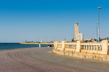 Jeddah Corniche kamu parkı, Jeddah şehrinin 30 km kıyı tatil beldesi kıyı yolu, dinlenme alanları, pavyonlar ve sivil heykelleri ile