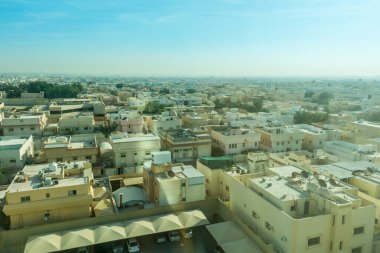 Suudi Arabistan 'ın Riyad kentindeki binalar ve siluetlerle Riyad' ın havadan görünüşü