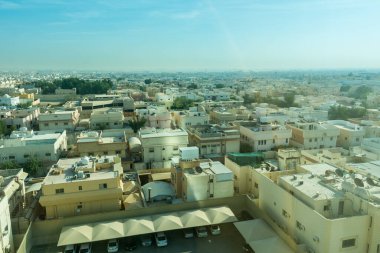 Suudi Arabistan 'ın Riyad kentindeki binalar ve siluetlerle Riyad' ın havadan görünüşü