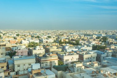 Suudi Arabistan 'ın Riyad kentindeki binalar ve siluetlerle Riyad' ın havadan görünüşü