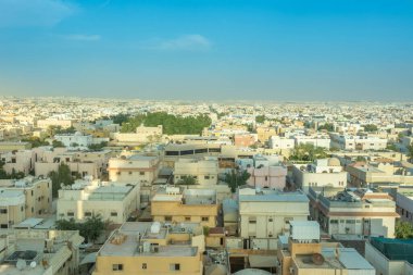 Suudi Arabistan 'ın Riyad kentindeki binalar ve siluetlerle Riyad' ın havadan görünüşü