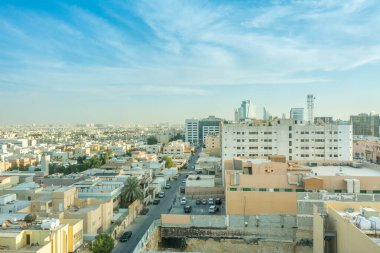 Suudi Arabistan 'ın Riyad kentindeki binalar ve siluetlerle Riyad' ın havadan görünüşü