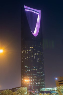  Gece görüşü. Krallık Kulesi 'nin neon ışığı. Suudi Arabistan Krallığı' nın en yüksek binası..