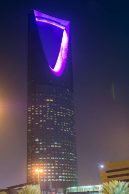  Gece görüşü. Krallık Kulesi 'nin neon ışığı. Suudi Arabistan Krallığı' nın en yüksek binası..